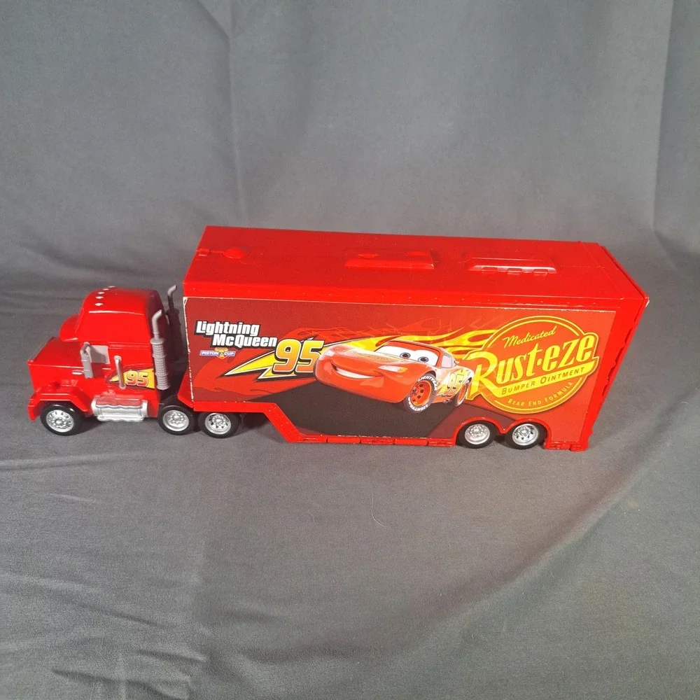 Disney Pixar Cars Transforming Mack Playset Hauler 95 Lightning McQueen
